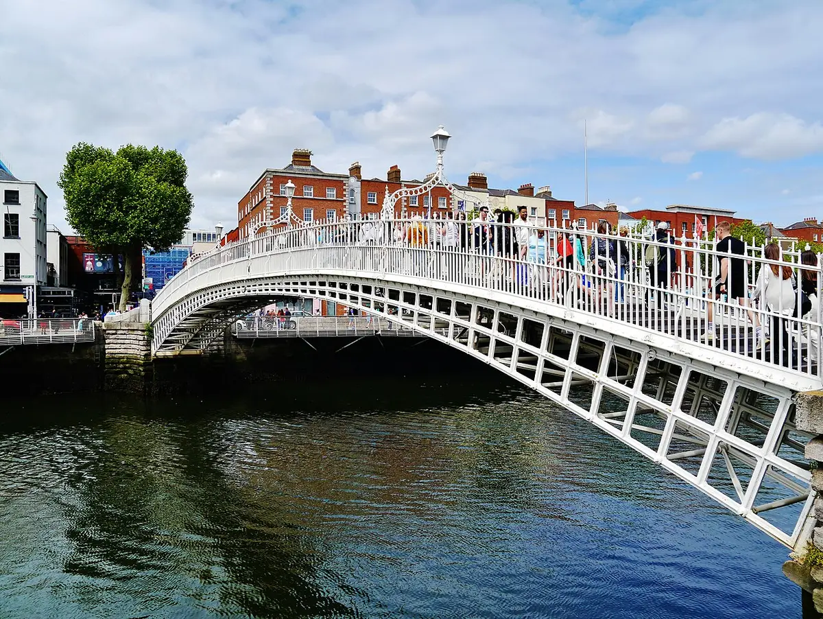 Ha'penny Bridge över floden Liffey i centrala Dublin